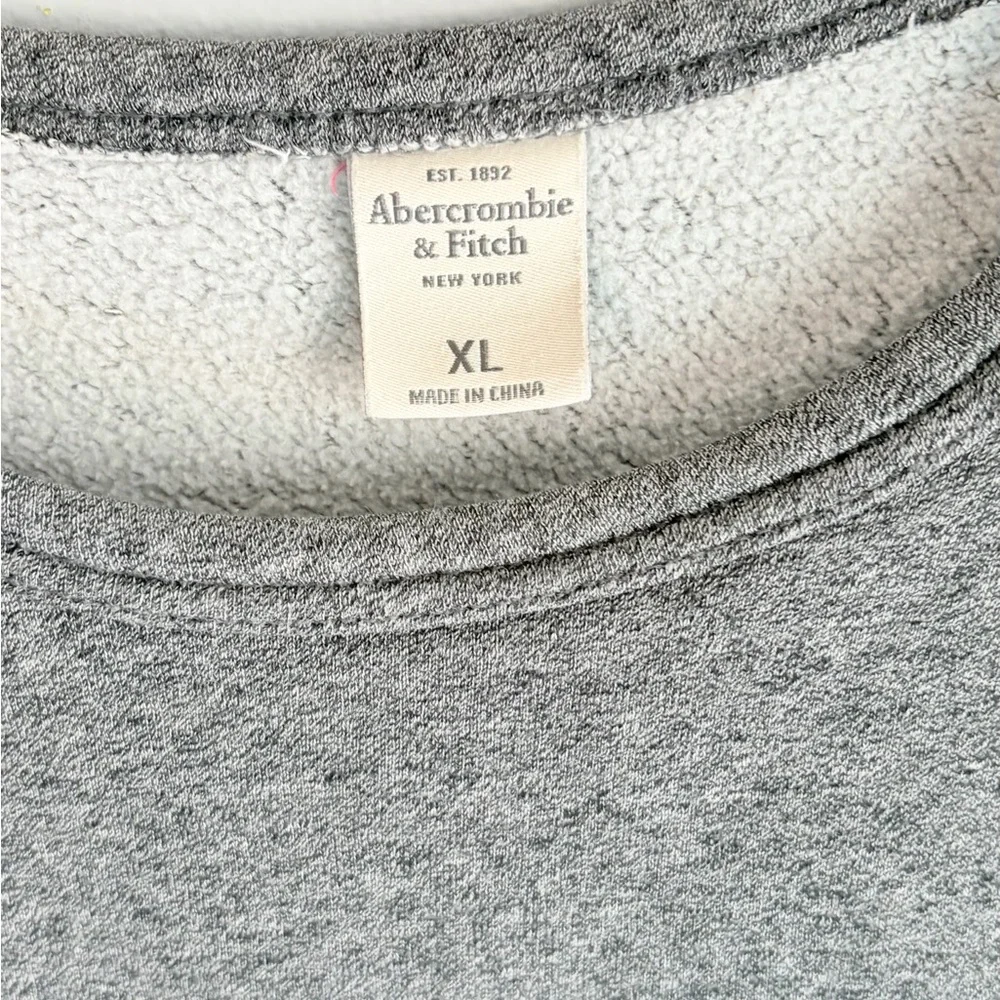 Abercrombie‎ & Fitch Men's Heather Gray Crewneck Sweater